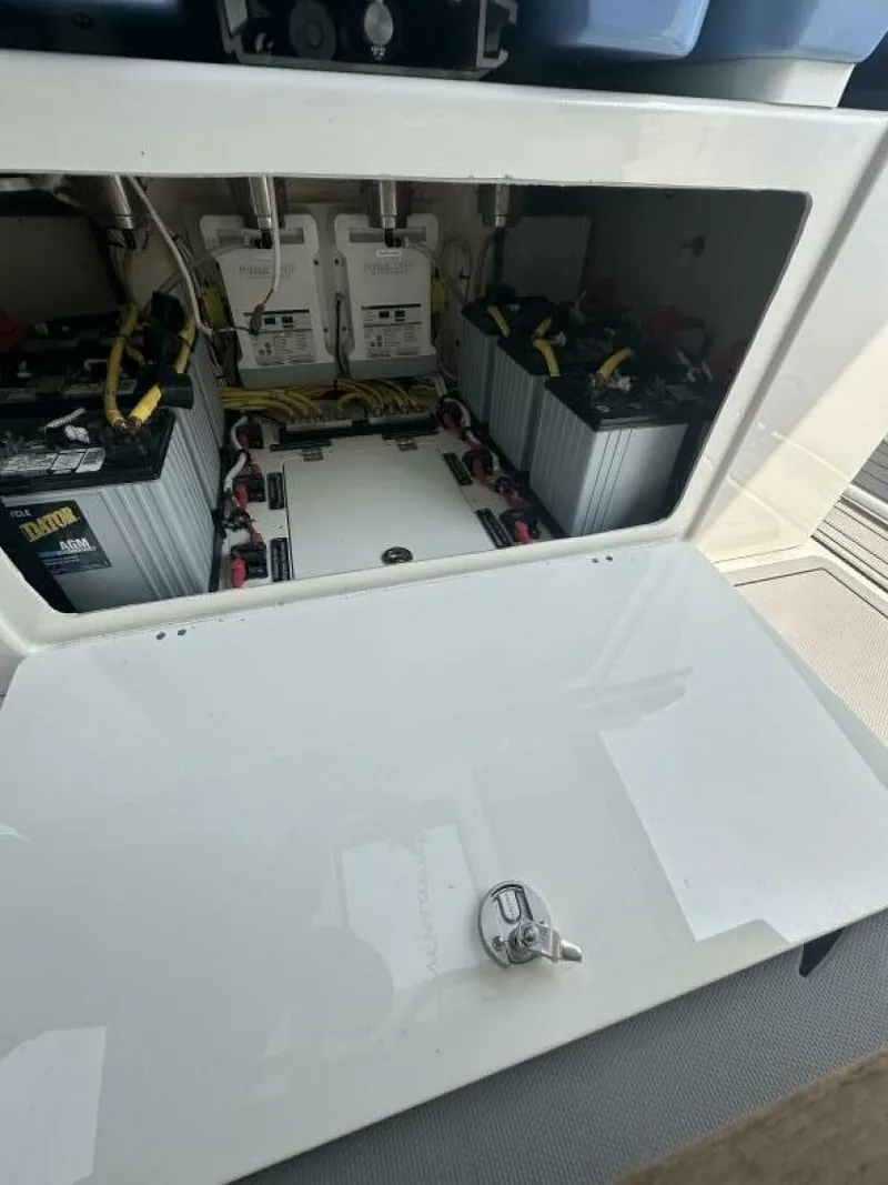 Slide: The Image of Robalo R360 2023 - 19