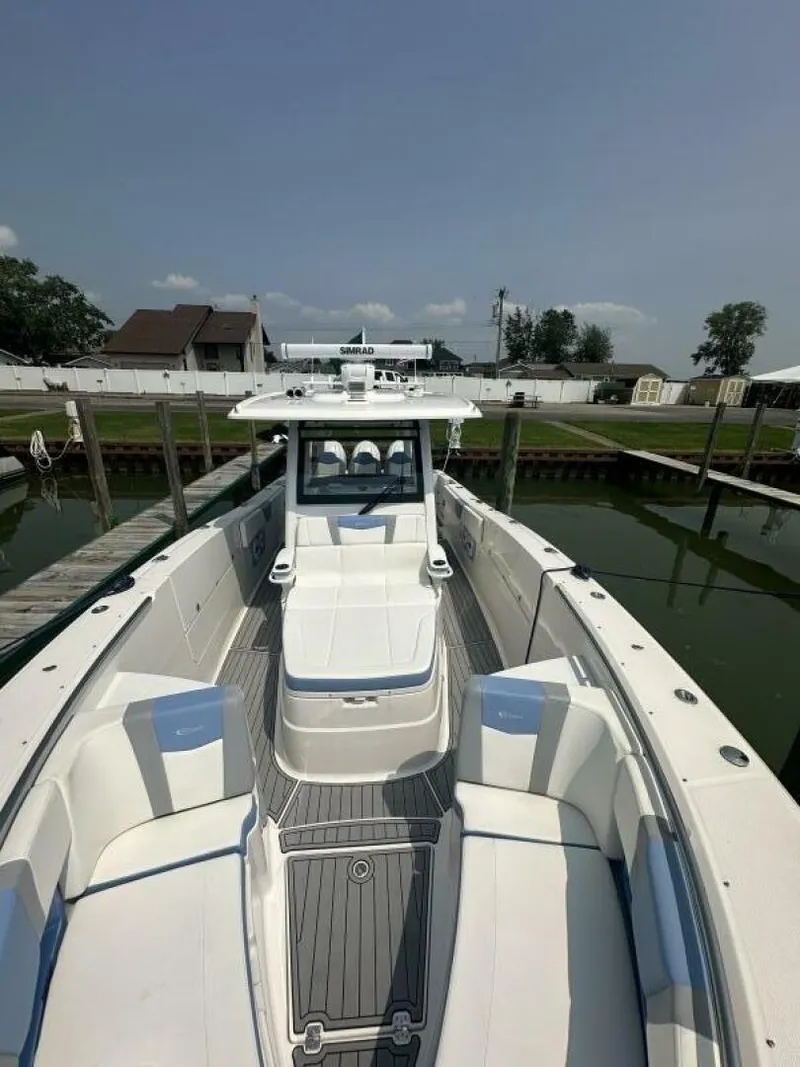 Slide: The Image of Robalo R360 2023 - 2