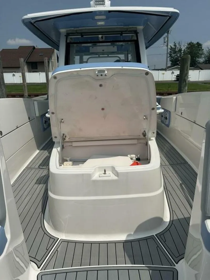 Slide: The Image of Robalo R360 2023 - 20