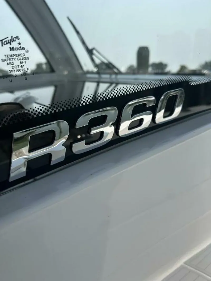Slide: The Image of Robalo R360 2023 - 27