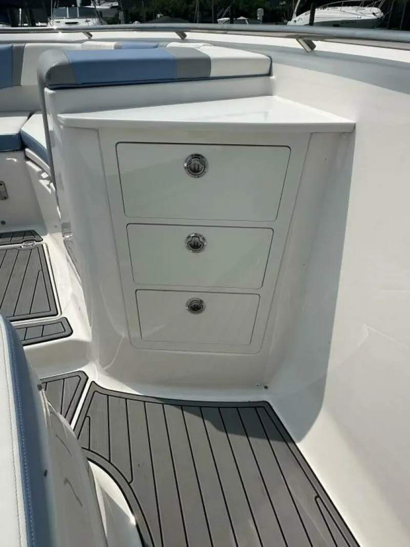 Slide: The Image of Robalo R360 2023 - 28