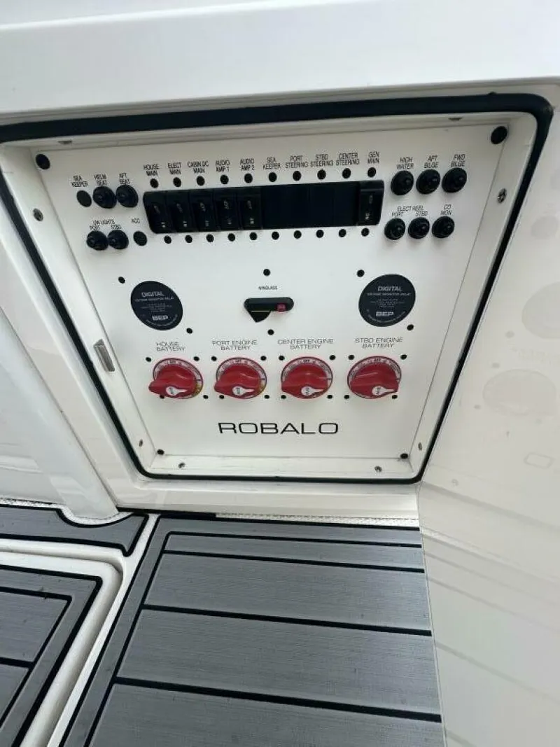 Slide: The Image of Robalo R360 2023 - 29