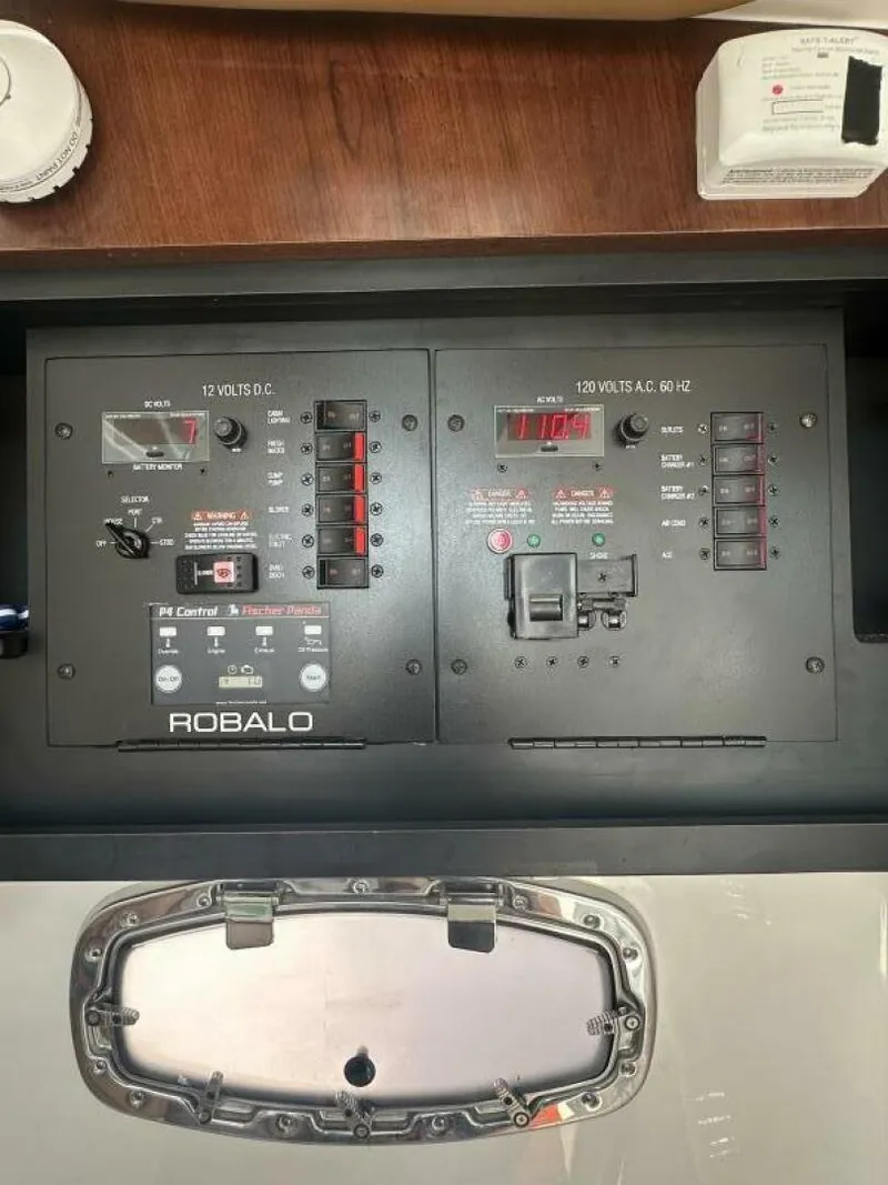 Slide: The Image of Robalo R360 2023 - 30