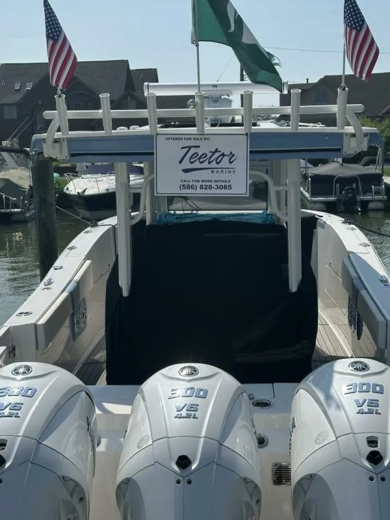 Slide: The Image of Robalo R360 2023 - 33