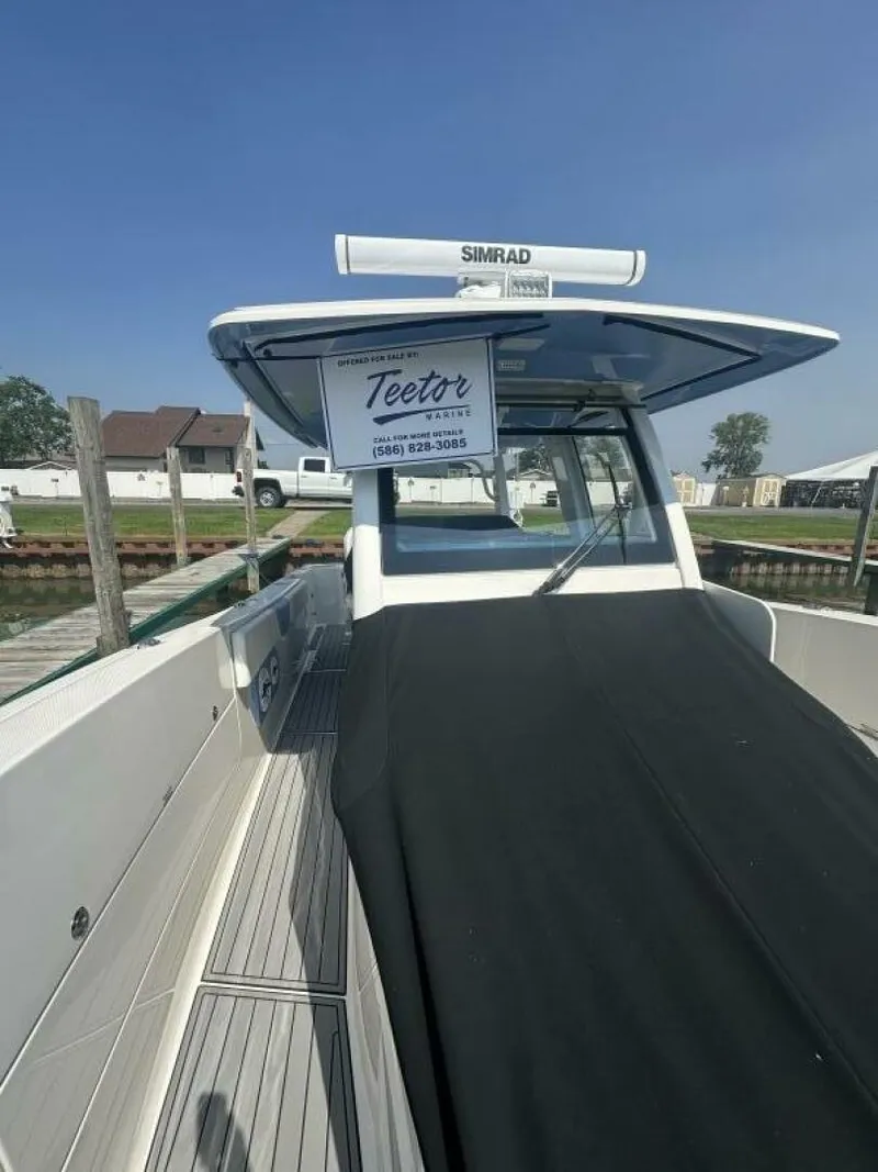 Slide: The Image of Robalo R360 2023 - 34