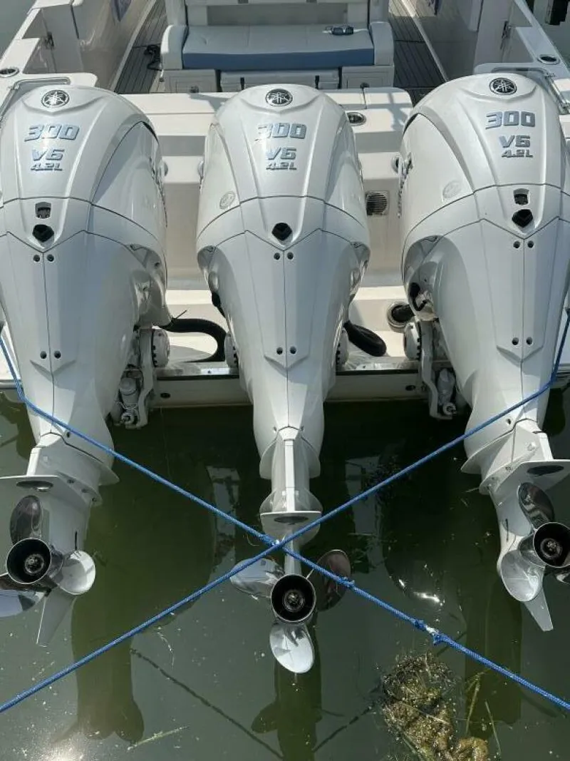 Slide: The Image of Robalo R360 2023 - 4