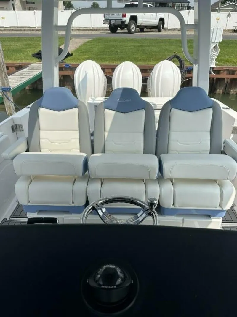 Slide: The Image of Robalo R360 2023 - 5