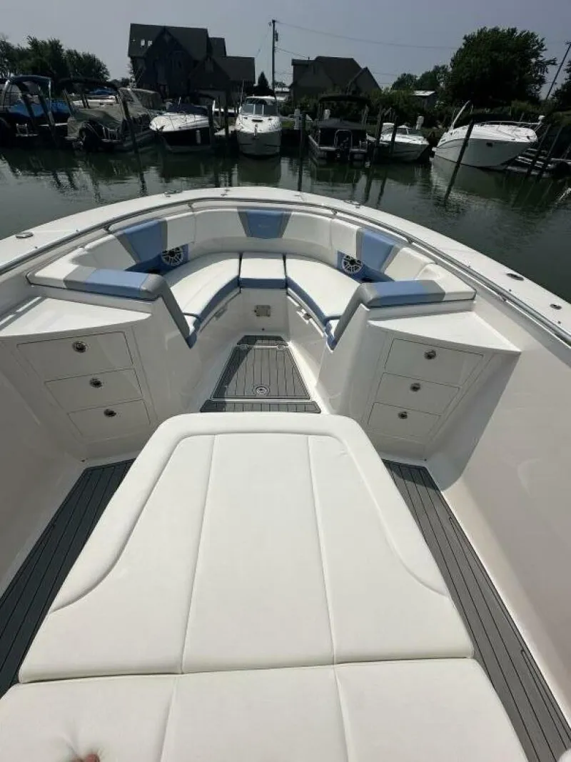 Slide: The Image of Robalo R360 2023 - 6