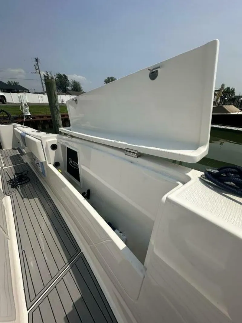 Slide: The Image of Robalo R360 2023 - 7