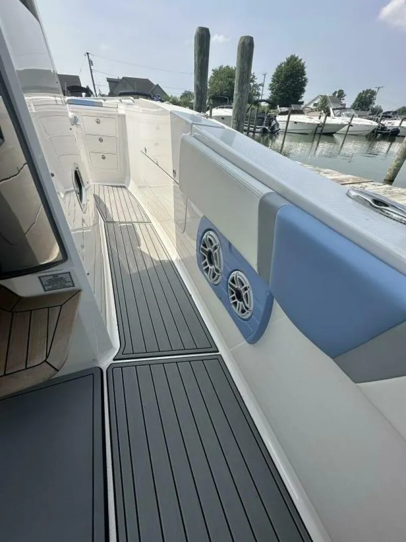 Slide: The Image of Robalo R360 2023 - 8