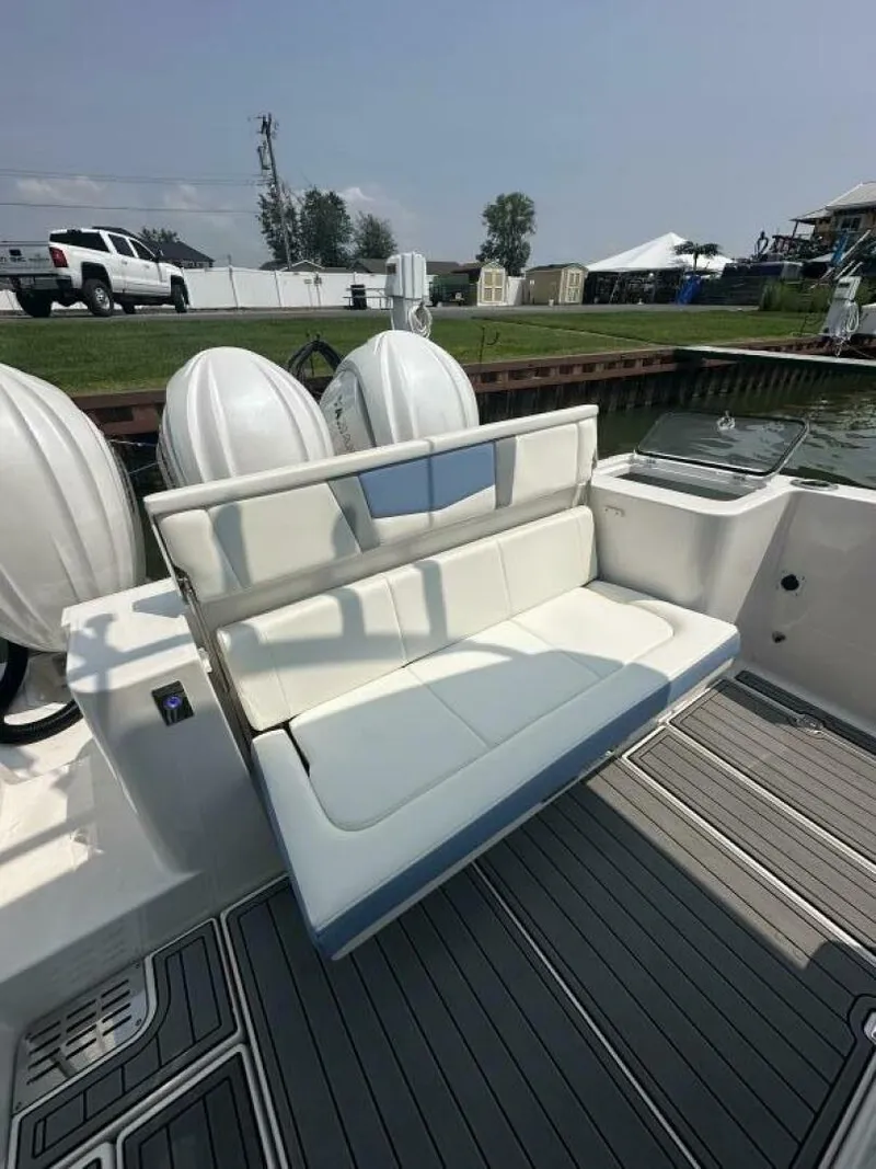 Slide: The Image of Robalo R360 2023 - 9