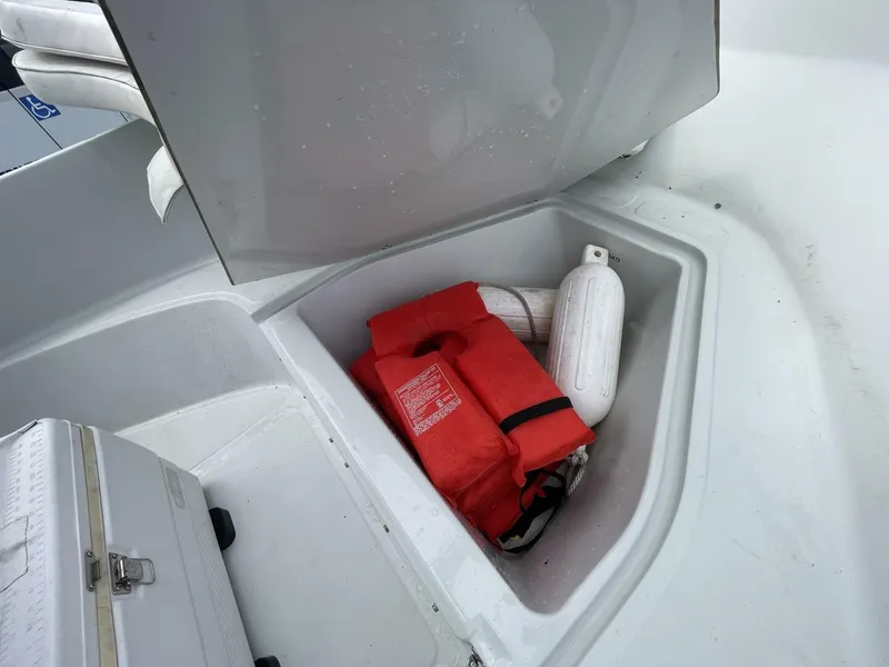 Slide: The Image of Boston Whaler 21 Outrage 1993 - 28