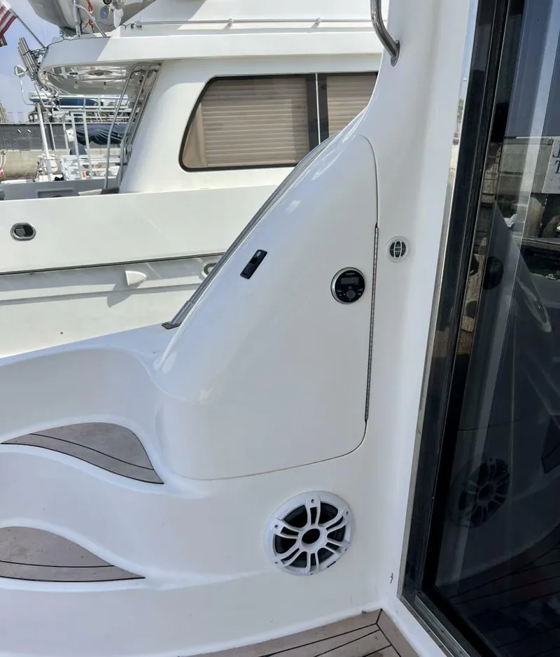 Slide: The Image of Sea Ray 560 Sedan Cruiser 2002 - 14