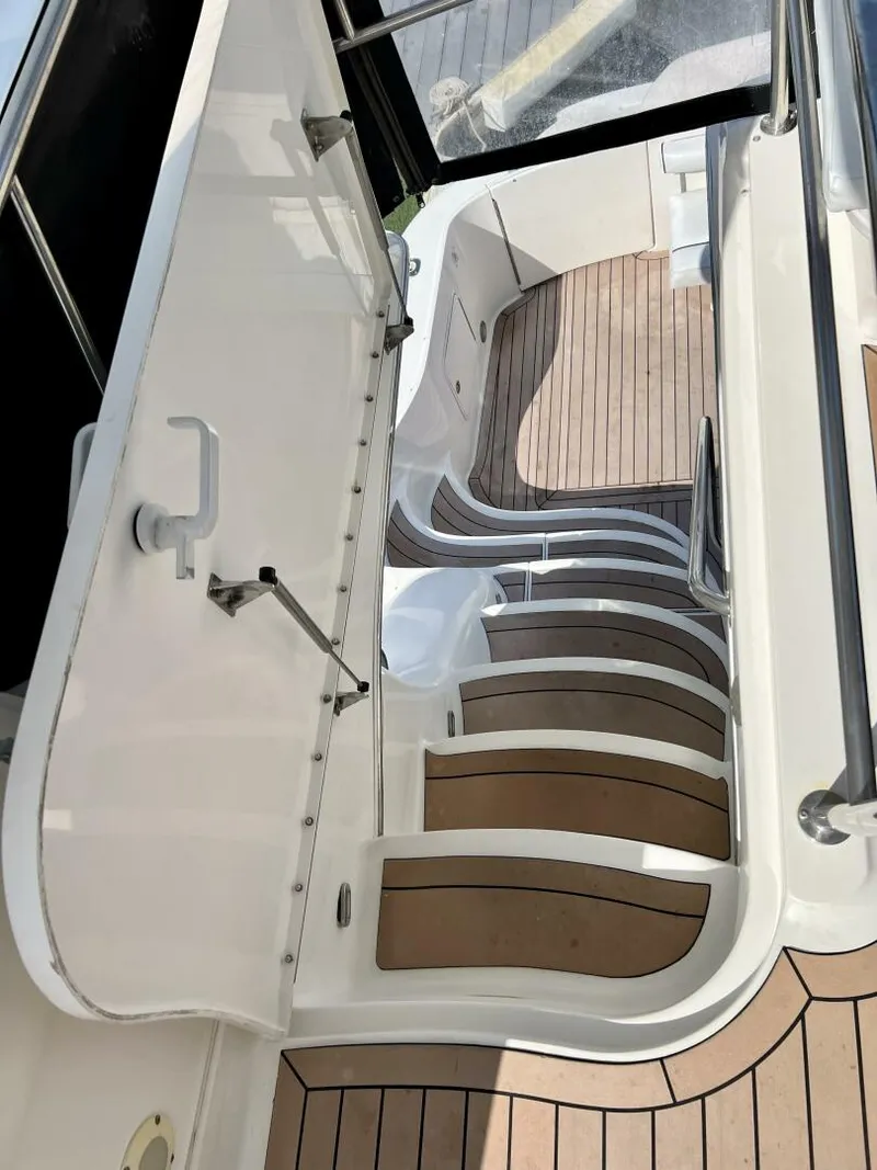 Slide: The Image of Sea Ray 560 Sedan Cruiser 2002 - 22