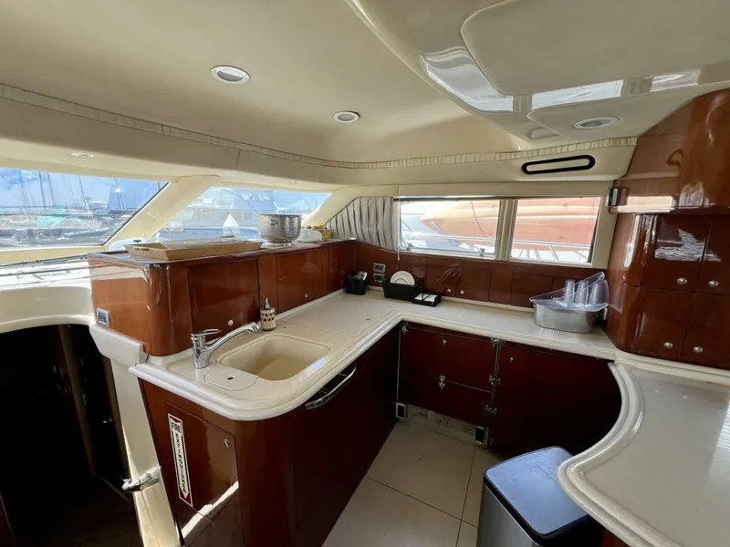 Slide: The Image of Sea Ray 560 Sedan Cruiser 2002 - 28