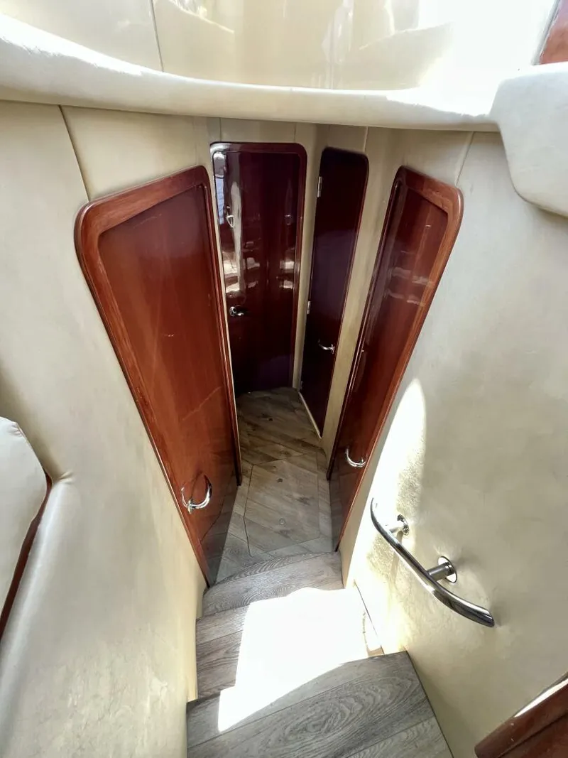 Slide: The Image of Sea Ray 560 Sedan Cruiser 2002 - 31
