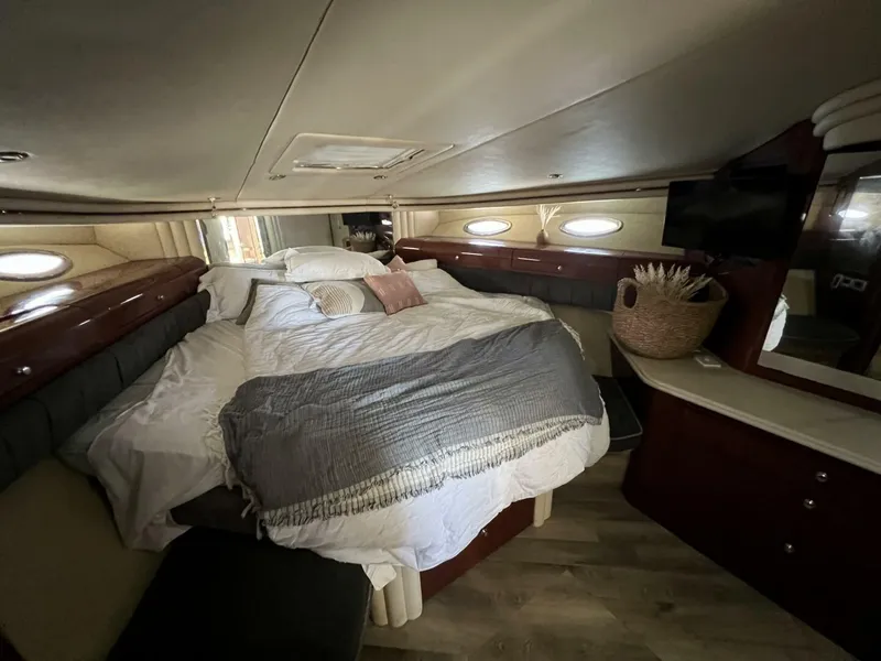 Slide: The Image of Sea Ray 560 Sedan Cruiser 2002 - 32
