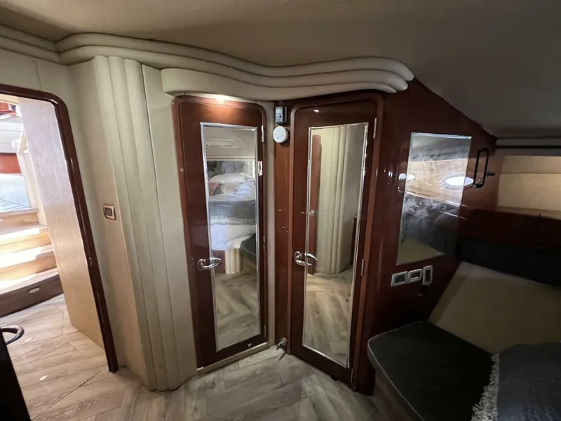 Slide: The Image of Sea Ray 560 Sedan Cruiser 2002 - 34