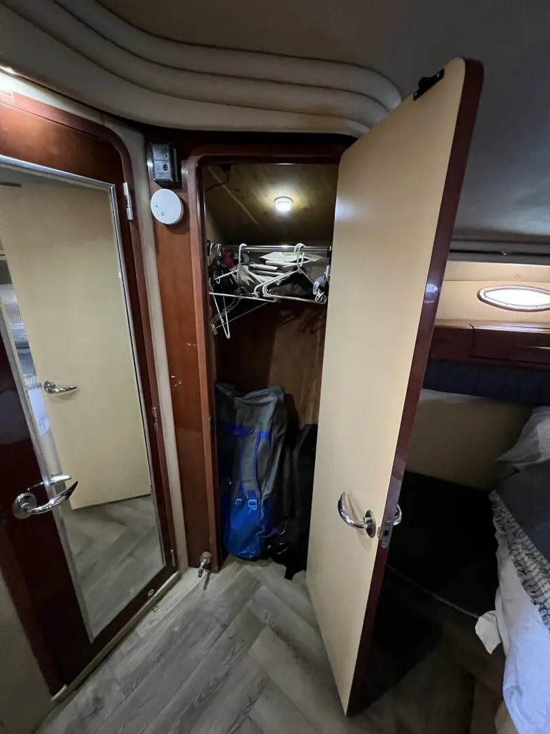 Slide: The Image of Sea Ray 560 Sedan Cruiser 2002 - 35