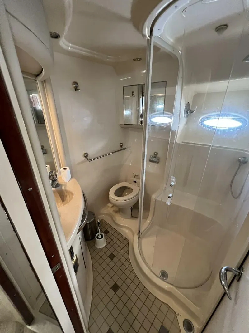Slide: The Image of Sea Ray 560 Sedan Cruiser 2002 - 38