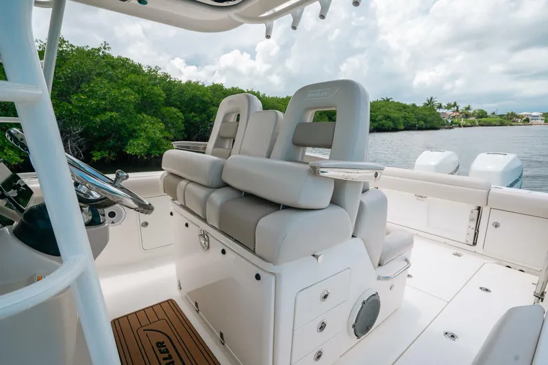 Slide: The Image of Boston Whaler 330 Outrage 2019 - 5