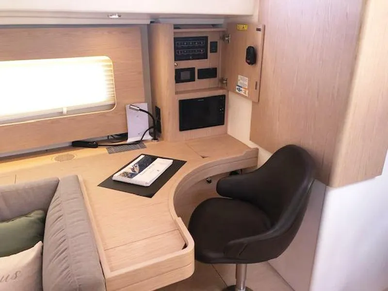 Slide: The Image of Beneteau Oceanis 60 2023 - 33