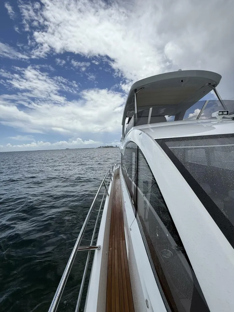Slide: The Image of Sunseeker Manhattan 68 2022 - 10