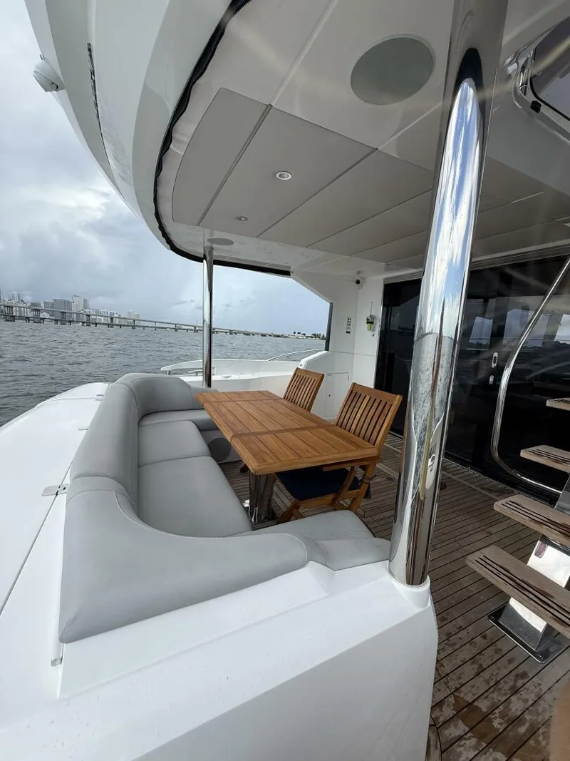 Slide: The Image of Sunseeker Manhattan 68 2022 - 11