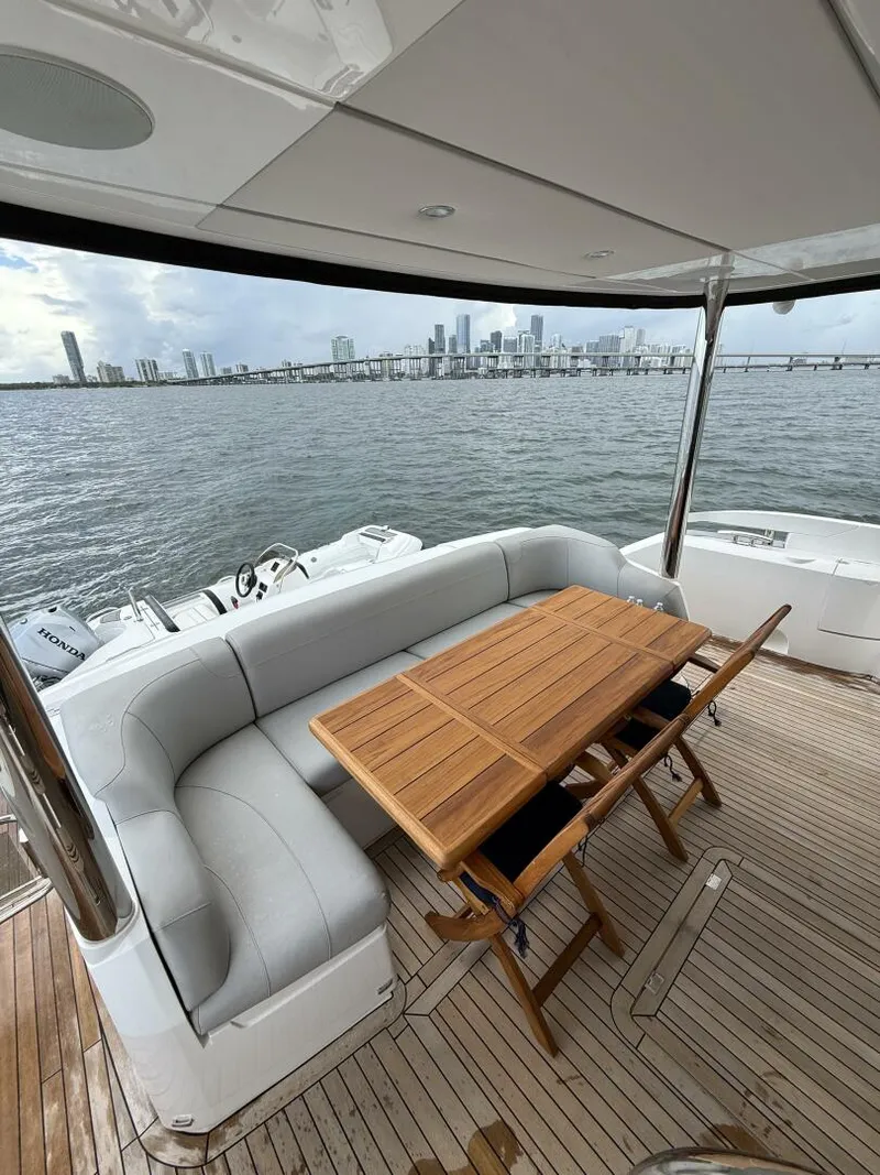 Slide: The Image of Sunseeker Manhattan 68 2022 - 12