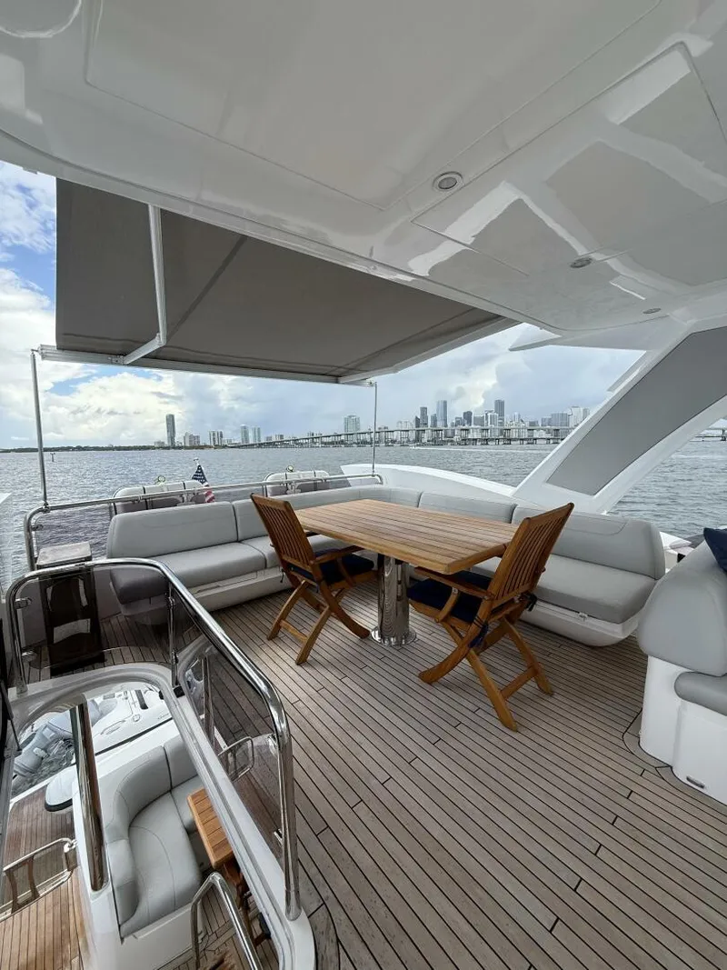 Slide: The Image of Sunseeker Manhattan 68 2022 - 18