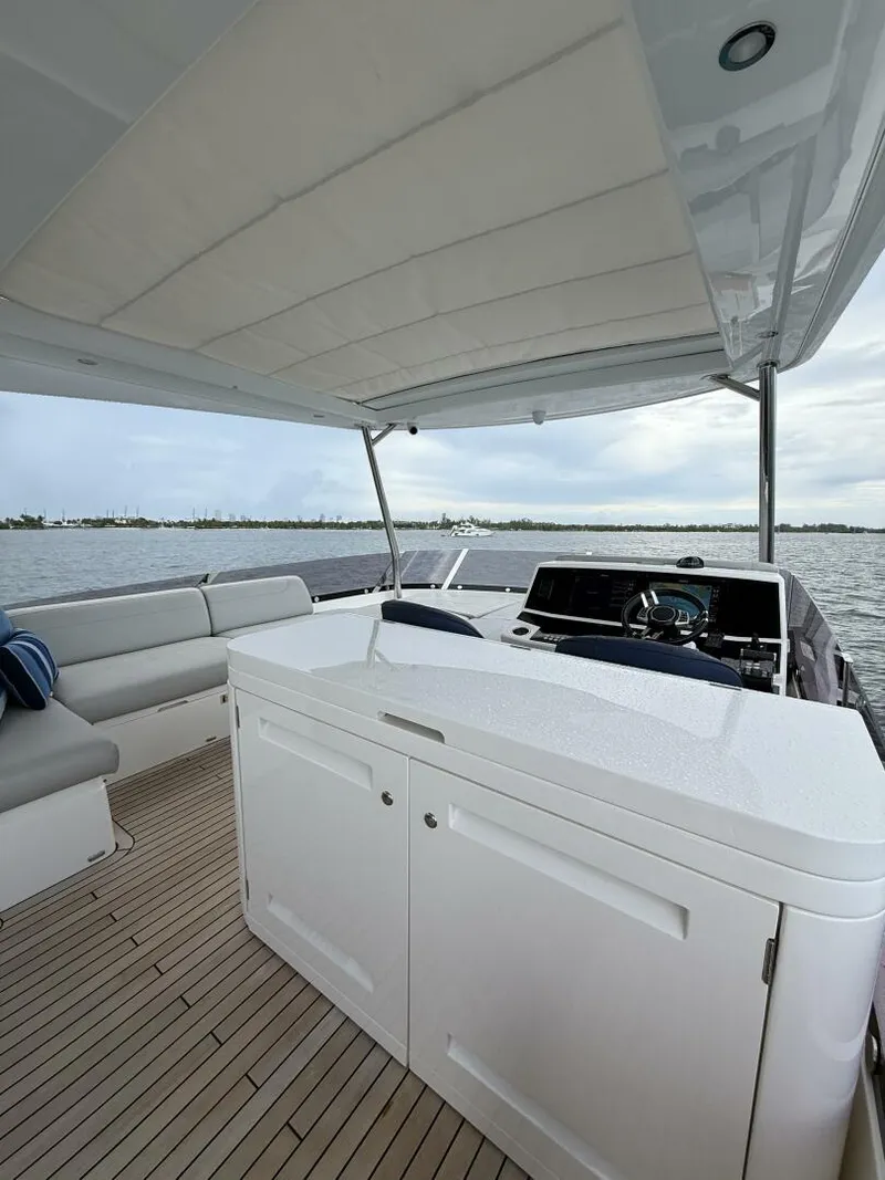 Slide: The Image of Sunseeker Manhattan 68 2022 - 21