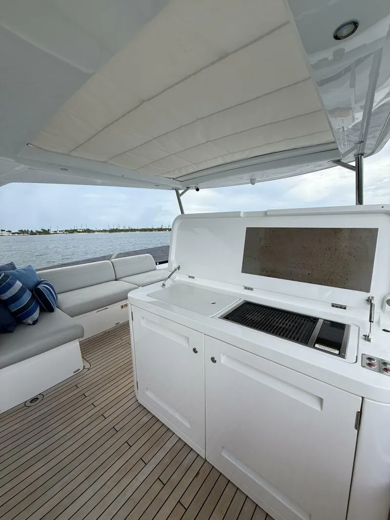 Slide: The Image of Sunseeker Manhattan 68 2022 - 22