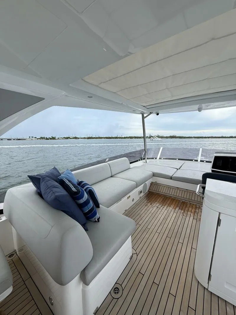 Slide: The Image of Sunseeker Manhattan 68 2022 - 23