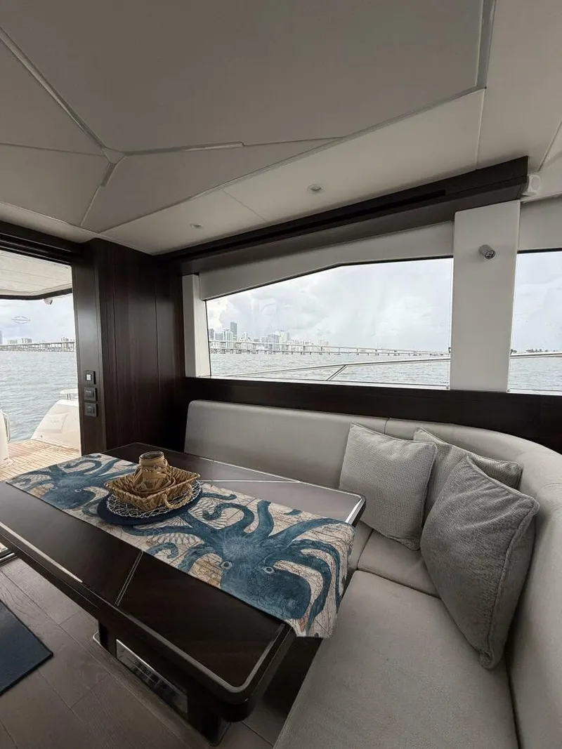 Slide: The Image of Sunseeker Manhattan 68 2022 - 35