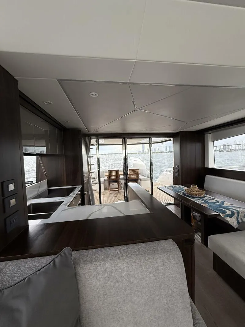 Slide: The Image of Sunseeker Manhattan 68 2022 - 43