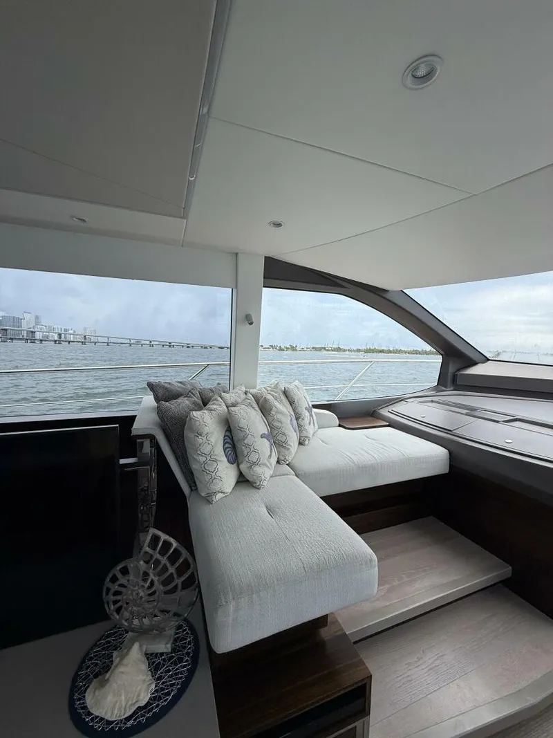 Slide: The Image of Sunseeker Manhattan 68 2022 - 45