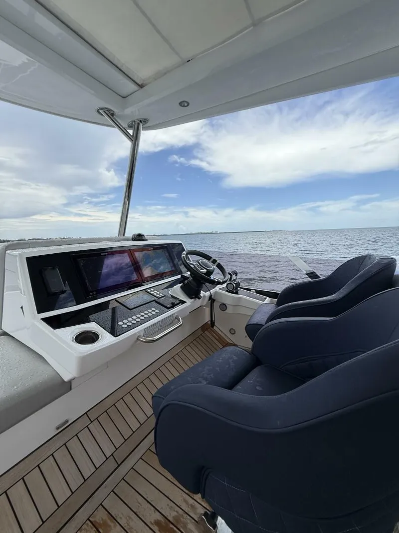 Slide: The Image of Sunseeker Manhattan 68 2022 - 48