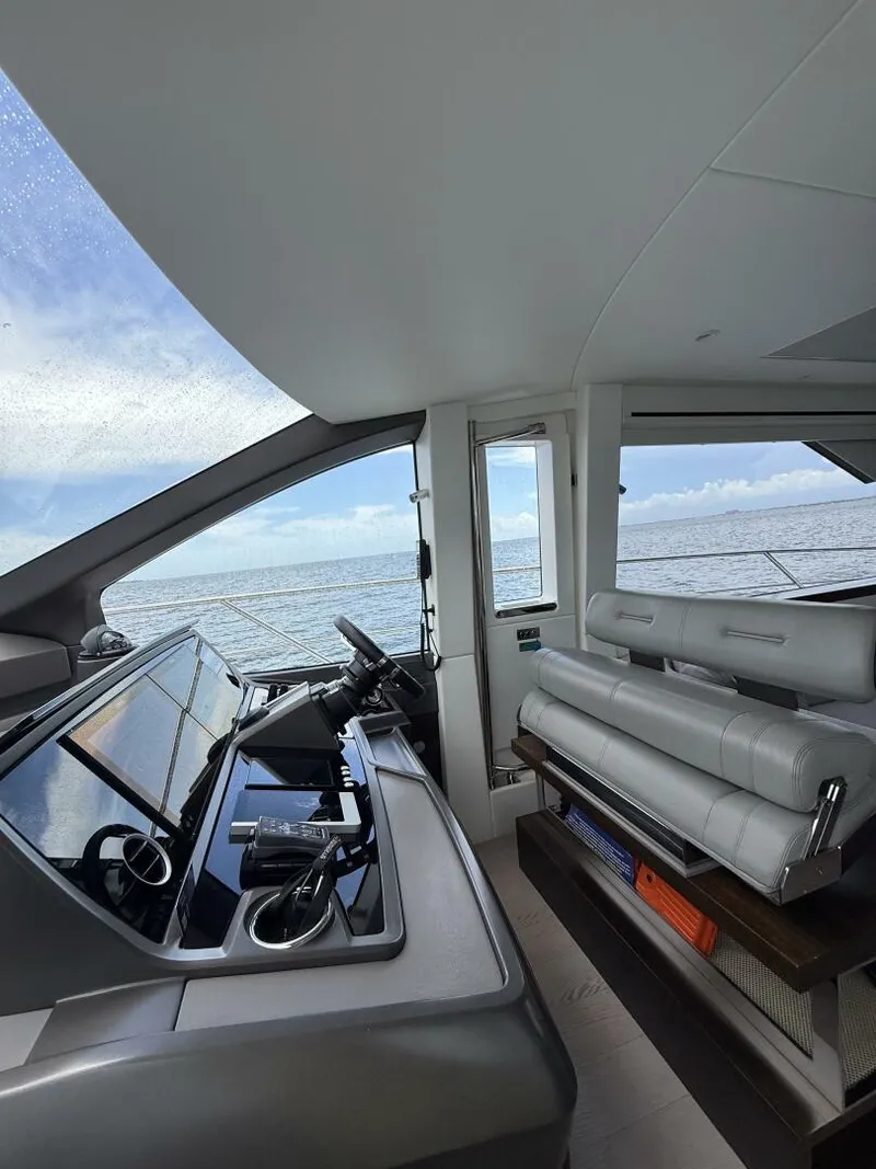 Slide: The Image of Sunseeker Manhattan 68 2022 - 51