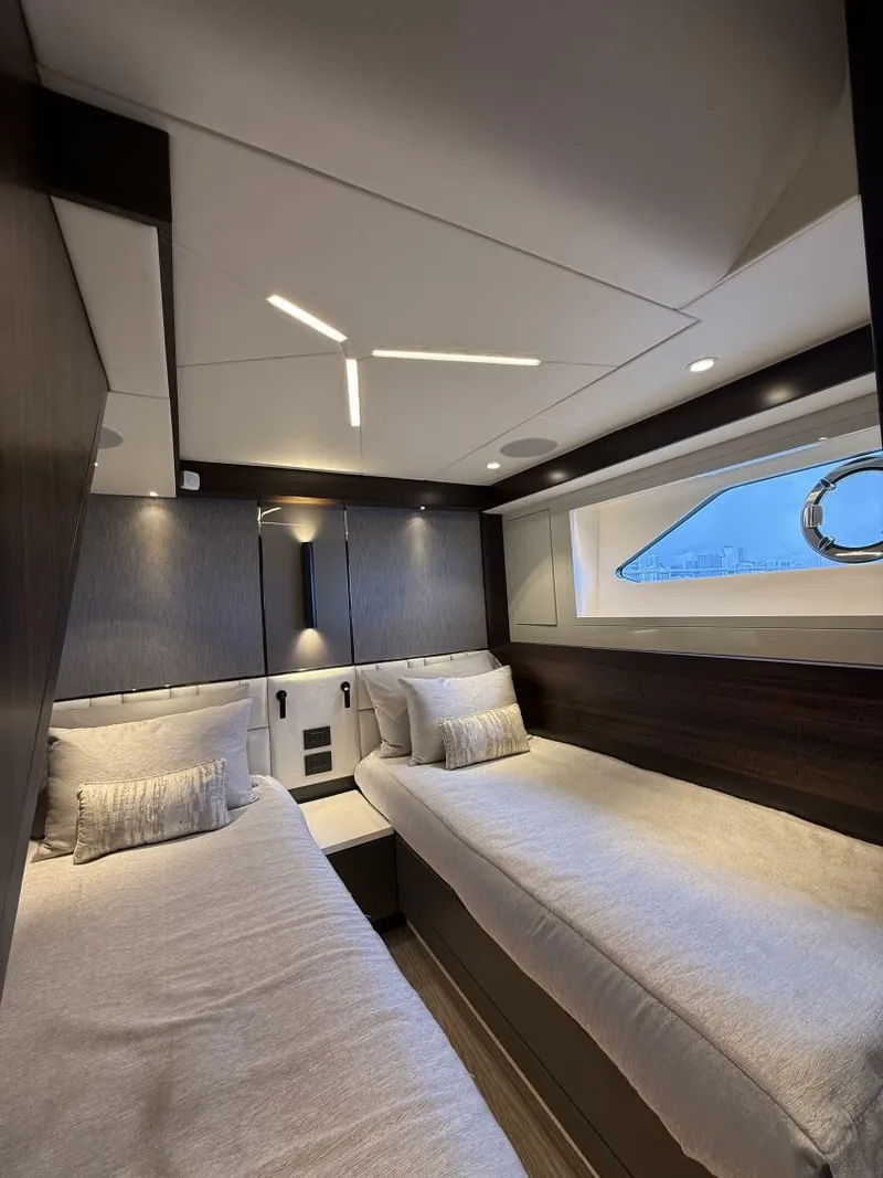 Slide: The Image of Sunseeker Manhattan 68 2022 - 53
