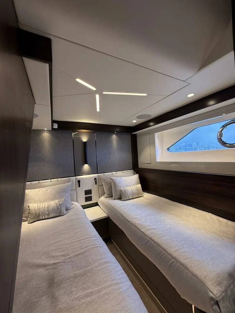 Slide: The Image of Sunseeker Manhattan 68 2022 - 54