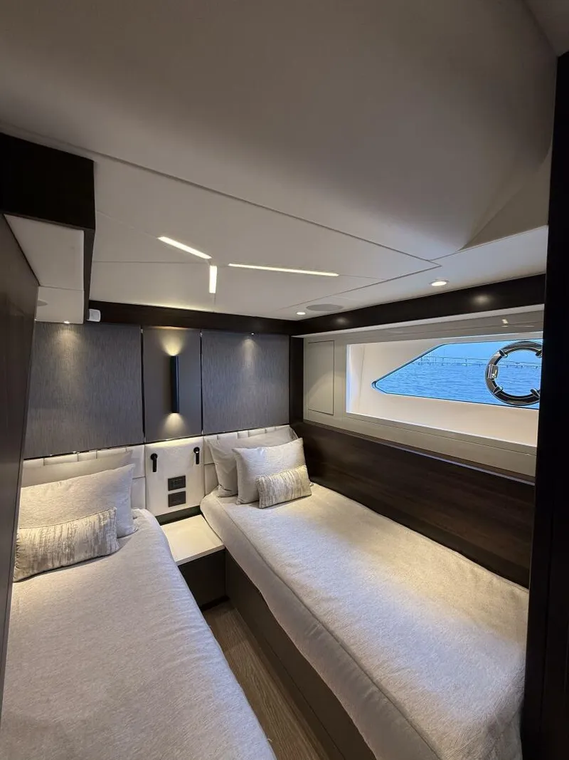 Slide: The Image of Sunseeker Manhattan 68 2022 - 55