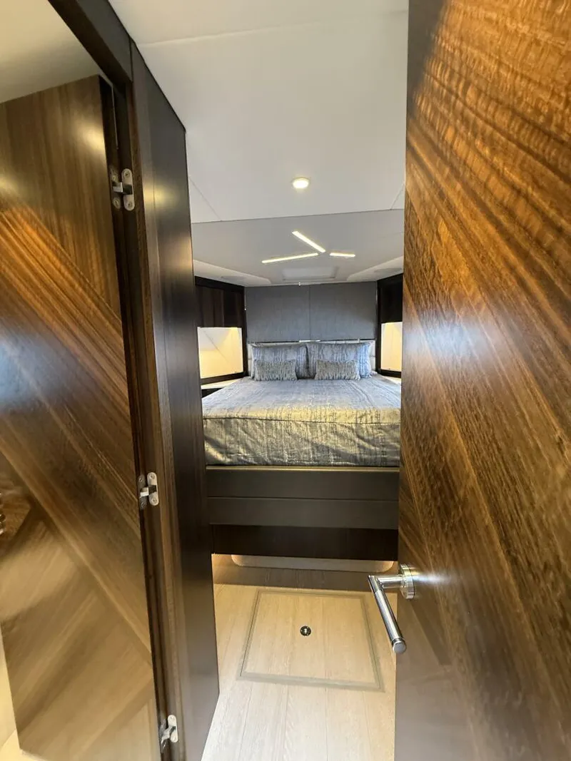 Slide: The Image of Sunseeker Manhattan 68 2022 - 56
