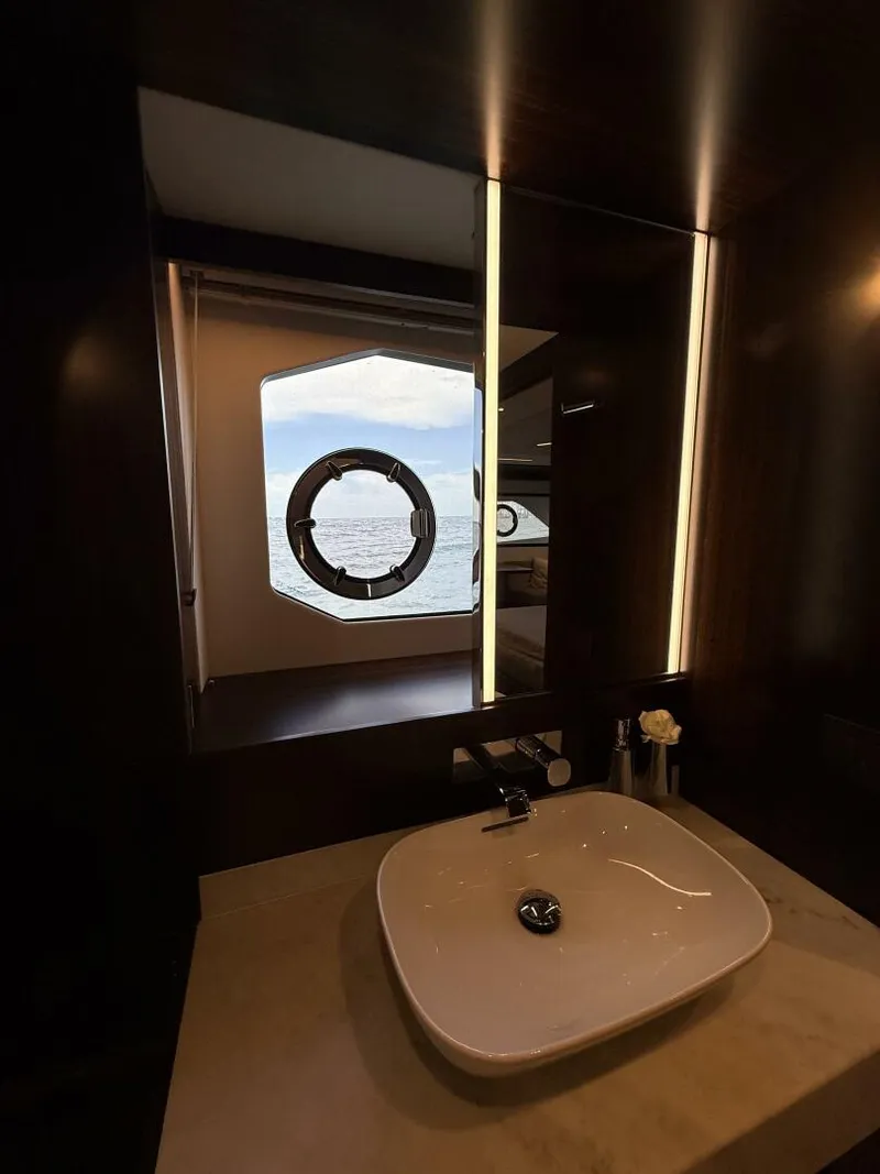 Slide: The Image of Sunseeker Manhattan 68 2022 - 57