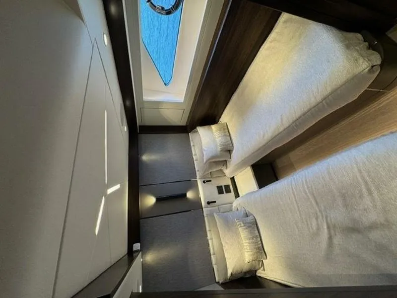Slide: The Image of Sunseeker Manhattan 68 2022 - 70