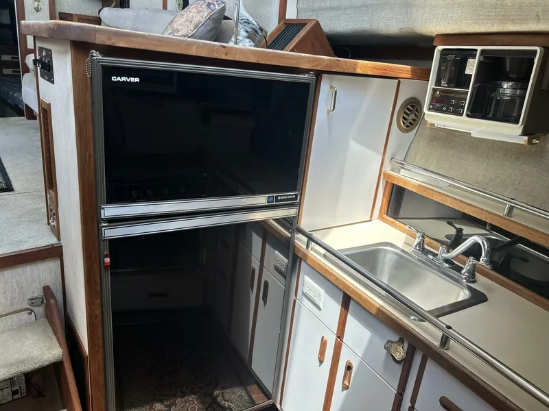 Slide: The Image of Carver Yachts 3207 1985 - 20