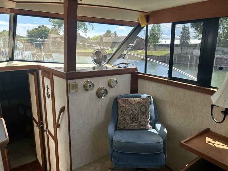 Slide: The Image of Carver Yachts 3207 1985 - 23