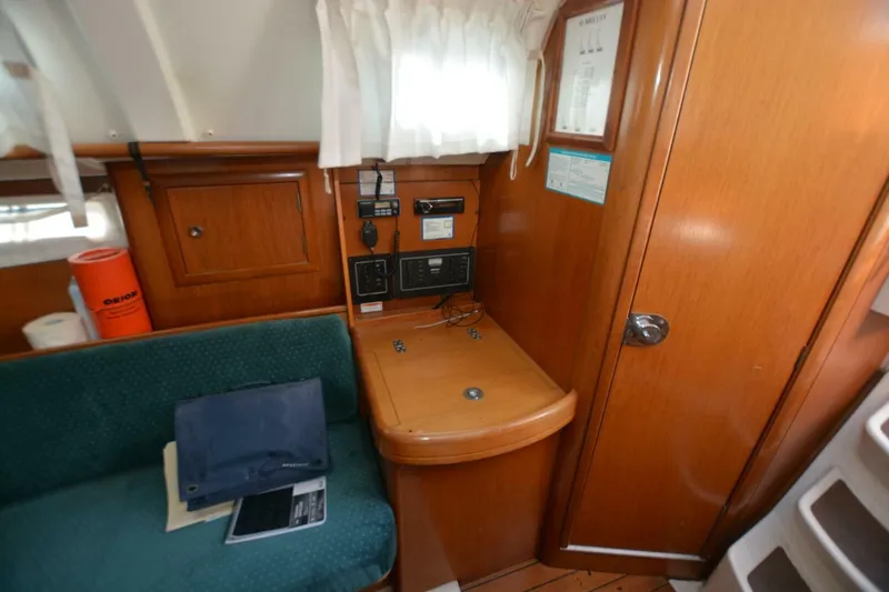 Slide: The Image of Beneteau Oceanis 311 2000 - 13