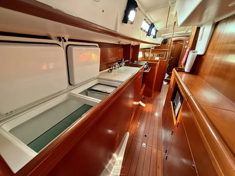 Slide: The Image of Beneteau 2003 - 36