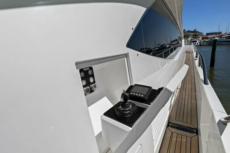 Slide: The Image of Sunseeker 73 Manhattan 2013 - 33