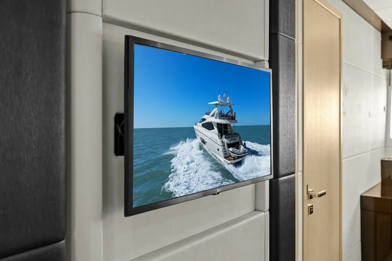 Slide: The Image of Sunseeker 73 Manhattan 2013 - 81
